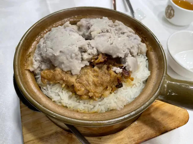 香芋魷魚粒肉餅煲仔飯