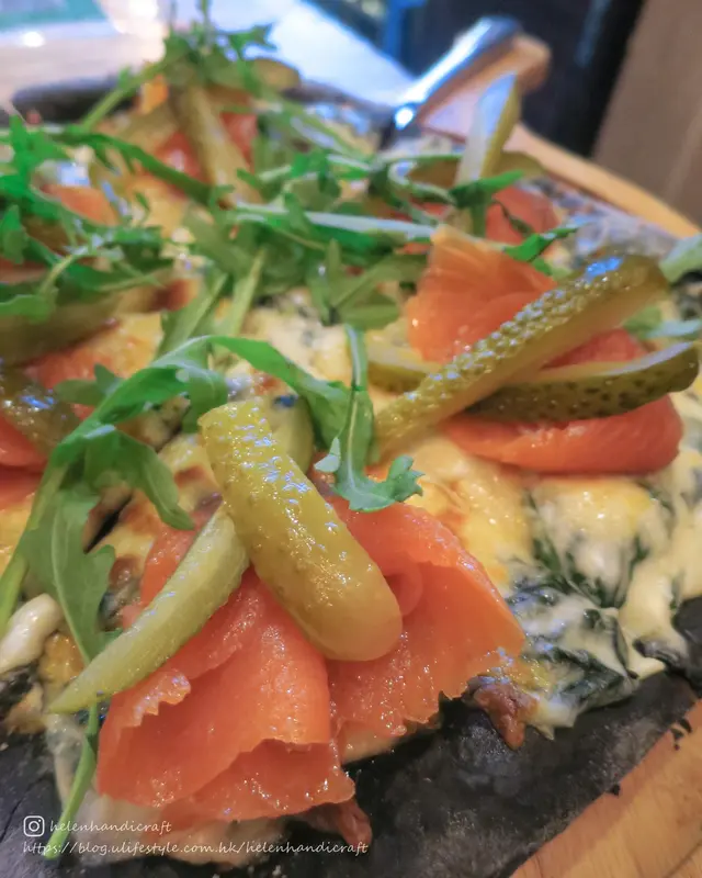 忌廉菠菜煙三文魚水牛芝士墨汁pizza
