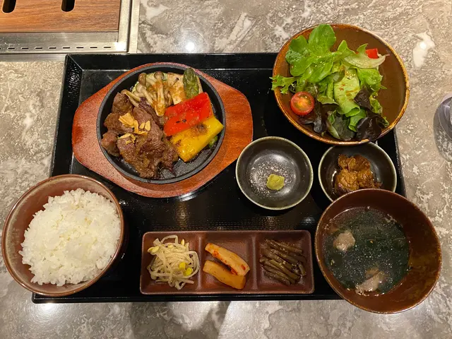 熱辣辣嘅鐵板一口和牛