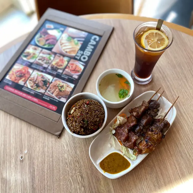 串燒沙嗲(雞牛豬)配泰式炒飯