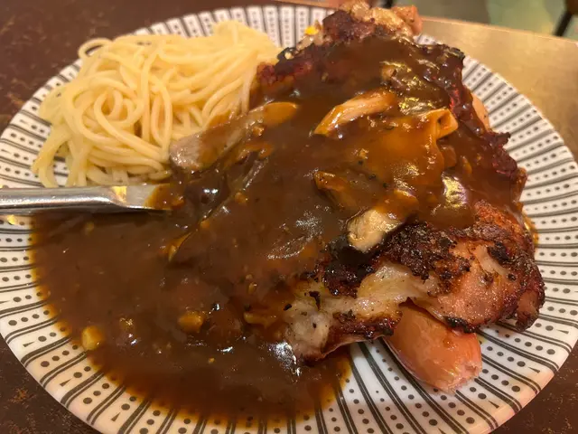 野茵黑椒汁雞扒拼法蕑克福腸 配意粉