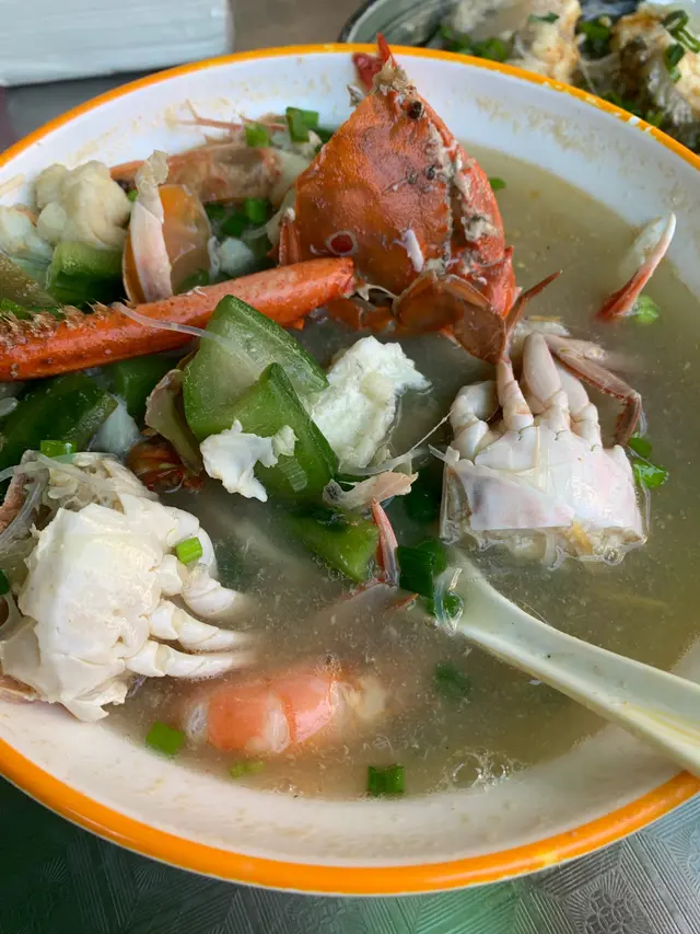 個海鮮湯飯非常唔抵，切開一半嘅蟹煮完湯之後冇咩剩低，跌出嚟嘅蟹肉已經冇乜鮮味，所謂嘅蜆全部好細粒，又係滾完湯又係冇咩味，冇理由叫海鮮湯淨係為咗個湯汁，啲海鮮完全冇味，10令塊勝瓜只係陪襯。相比起$42嘅自助餐可以食新鮮蒸出嚟嘅蟹，雖然唔大隻，但係起碼可以保留鮮味。見到同台嘅人叫，仲有其他餸菜可以任食，唔好俾海鮮湯三個字呃到。