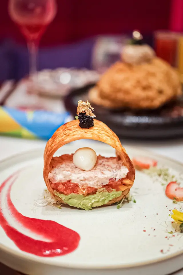 自家製酥皮黑魚籽牛油果煙三文魚水牛芝士波波他他