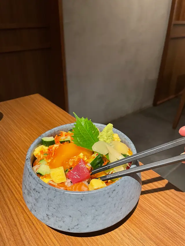 花錦魚生丼