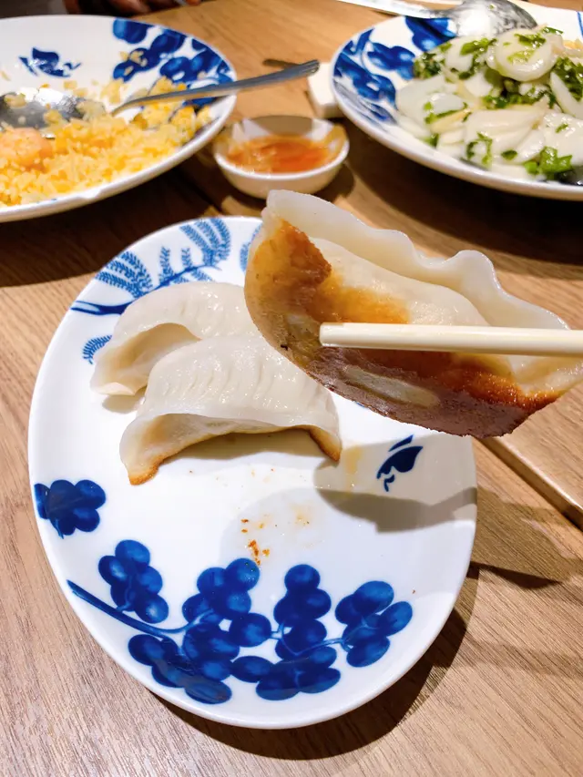 鮮肉鍋貼煎得香噴噴個底脆熱辣辣