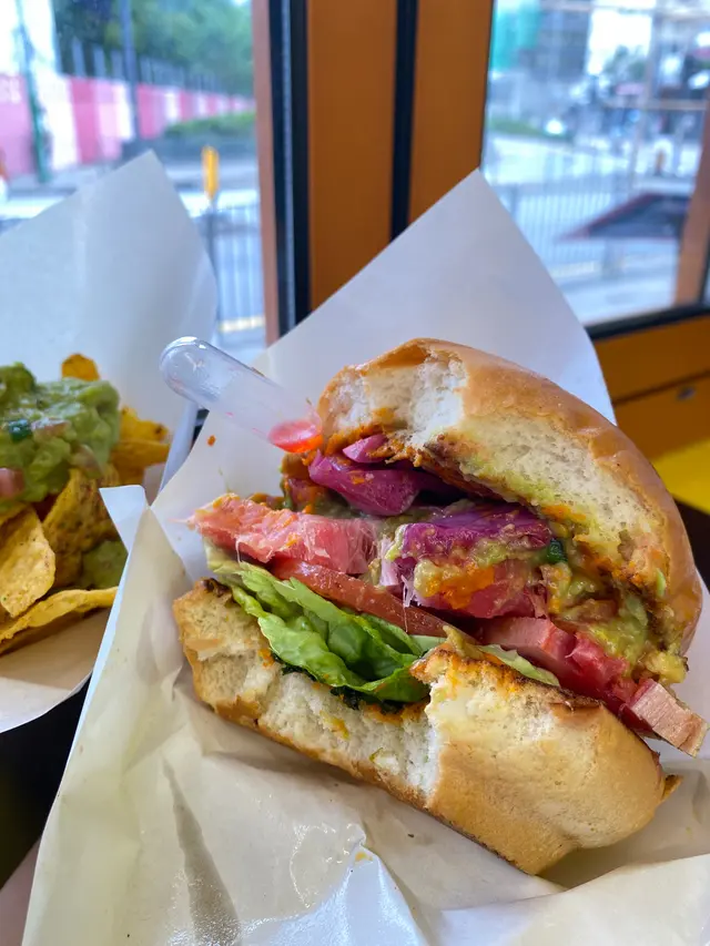 伏特加吞拿魚海膽醬牛油果漢堡