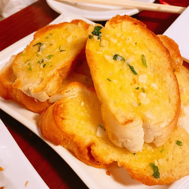 略嫌軟身的蒜蓉包，牛油味重