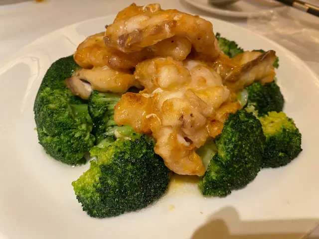 呢個龍躉球真係一般般，不過啲西蘭花要來點上一道菜嗰個蟹粉醬超級好食🤣