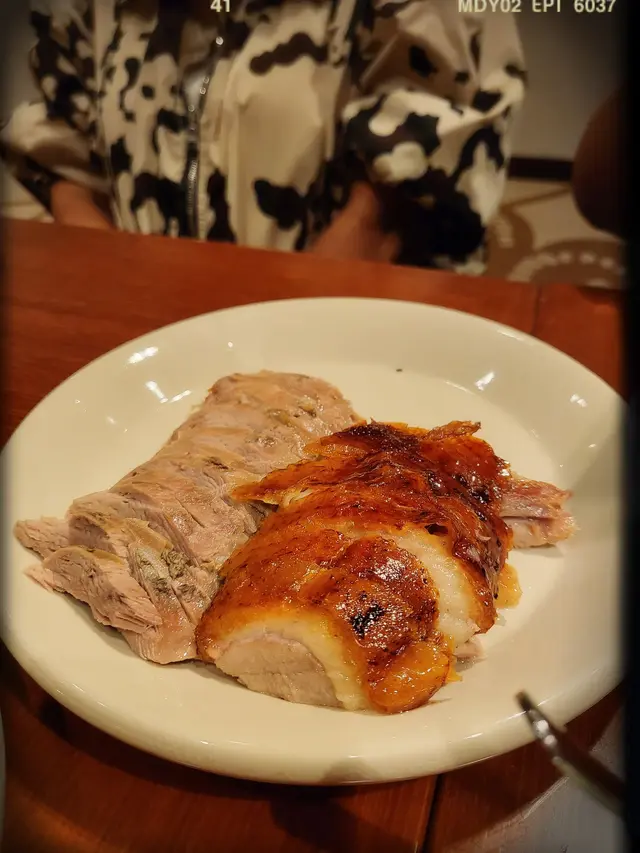 傳統北京烤填鴨（$658/隻）：片胸肉及腿肉