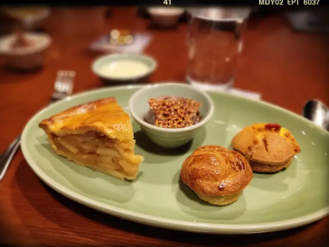 甜品拼盤：沙田蘋果批、五糧液朱古力雪糕、焗黑芝麻湯圓酥皮批、腐乳芝士泡芙