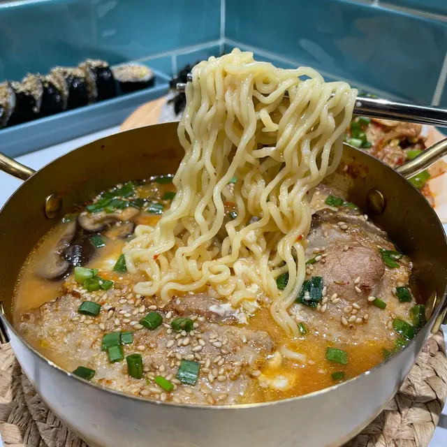 厚切五花腩芝士泡菜拉麵