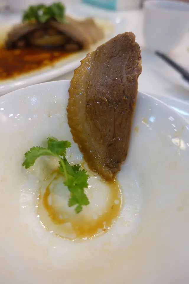 鵝皮夾雜豐腴脂肪,入口即溶,令人齒頰留香