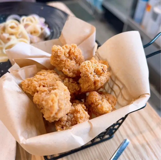 雞翼一開二, 大人小朋友都食得好方便, 不過係辣既, 吾食得辣既朋友仔要留意啦