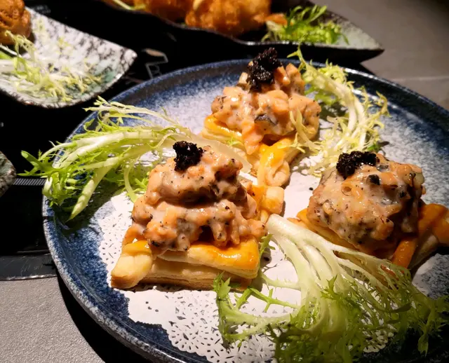 黑松露赤螺三文魚酥