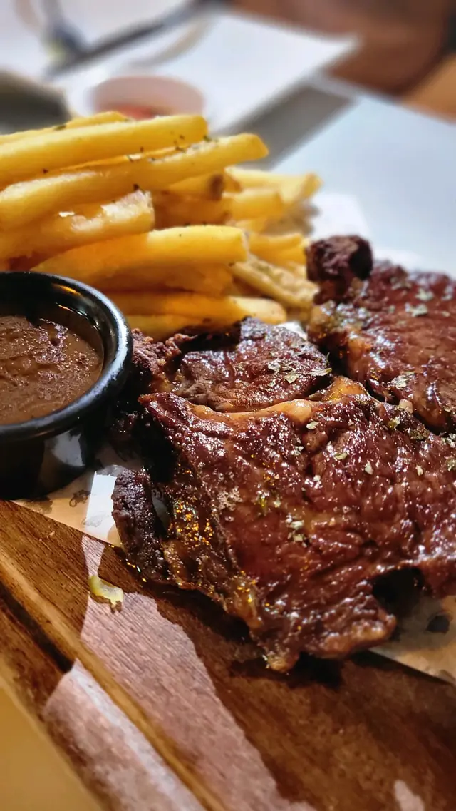 10安士肉眼扒配薯條🥩🍟