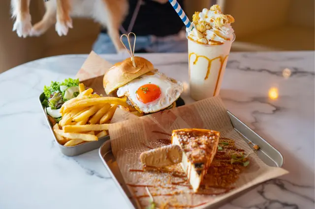 流心蘭王蛋美國安格斯牛肉漢堡、LOTUS脆餅半熟芝士蛋糕配海鹽焦糖醬、焦糖奶昔