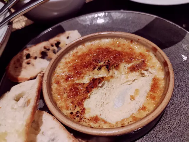 法式鵝肝焦糖燉蛋配田園沙律