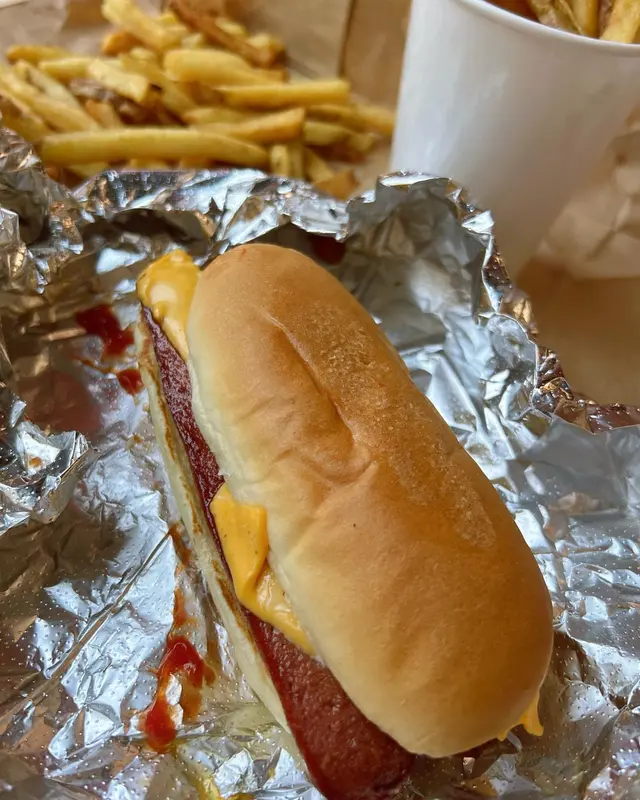 熱狗有烘過 不過可能因為都係錫紙包住 唔會外脆內軟 同埋熱狗腸炸得過咗火 有啲啲濃 有機會再食 一定唔會揀熱狗🥲