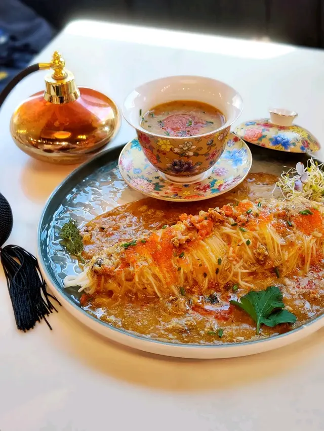 生拆蟹粉拌北京拉麵