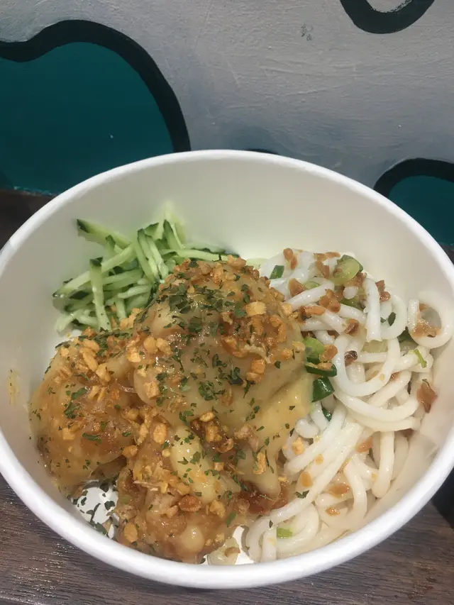又香又臭蒜油雞球魚麵撈
