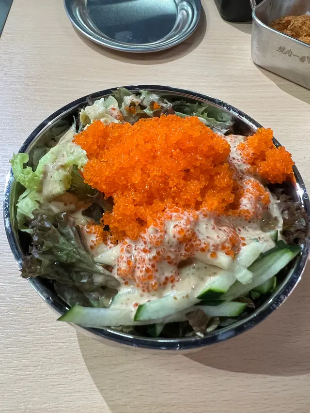 超大碗的蟹籽生菜沙律