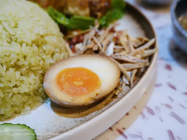 班蘭椰漿飯配五香滷肉