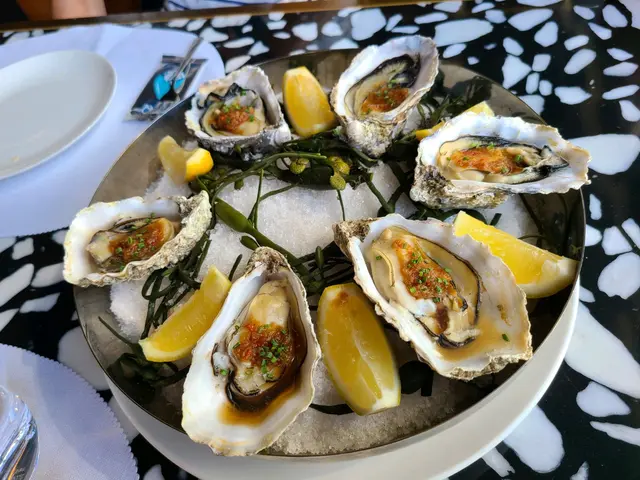 媽媽唔食生，餐廳好周全有埋燒嘅，燒咗嘅生蠔佢本身已加有特式醬汁，唔落檸檬已好開胃