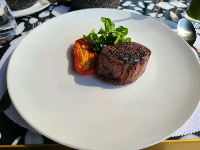 咁耐無認真試過，今次真係食到，同另兩個主菜牛真係完全唔同，牛味好濃，而且肉質好軟，好林，再間中沾上餐廳特色醬，真係無憾了。。。