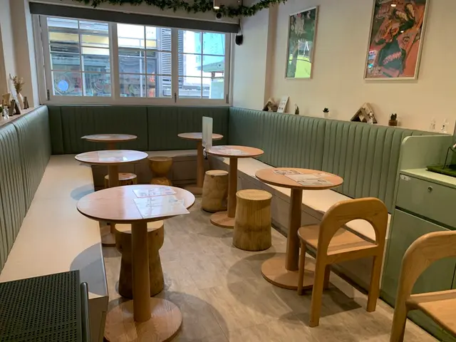 一排排長椅配二至三人圓枱