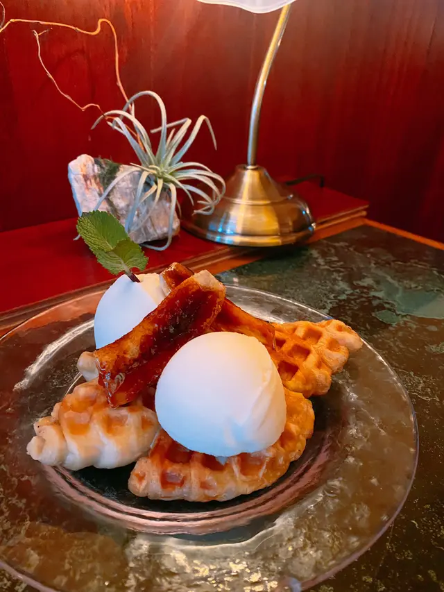 焦糖香蕉窩夫 配 沖繩海鹽雪糕 豆腐雪糕