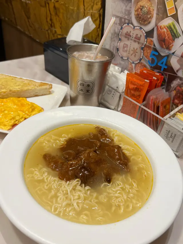 沙嗲牛肉麵係雞湯底 沙嗲味唔濃 帶偏甜嘅味道 不過牛肉幾好夠淋 滑蛋尚算嫩滑 整體還可以 如果沙嗲味更突出就更加好啦🫣
