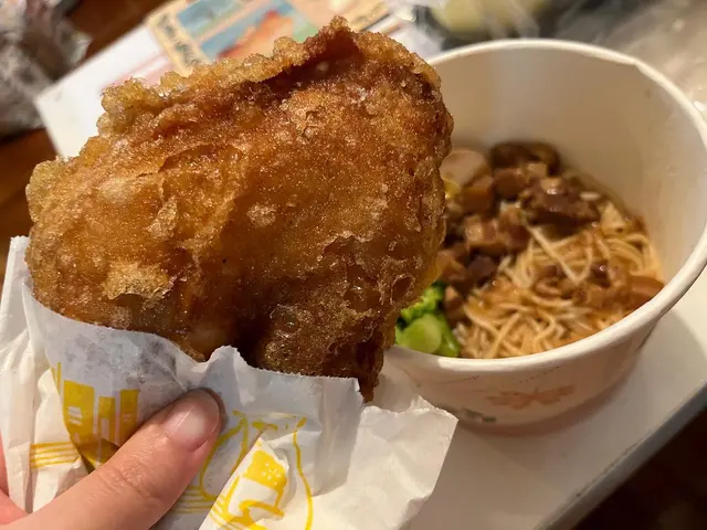 肉燥炸雞腿乾拌麵