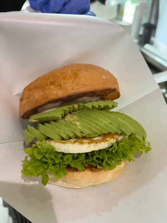 牛油果蕃茄煎蛋堡