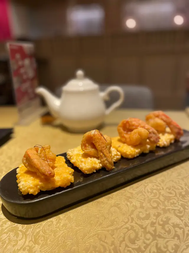 這個必須要熱食,超級好食,因為蝦已經剝殼,所以啲鹹蛋醬入晒蝦肉裏面,而且下面嗰塊鍋巴沾滿鹹蛋醬,但有冇因為咁而林左,超級好食。