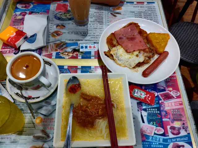 大大塊香煎豬扒,雞肉腸,火腿,煎雞蛋,脆薯餅配沙嗲湯米粉+絲襪奶茶