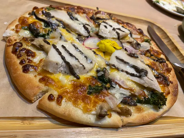 黑松露炒雜野菌雞肉烤薄餅