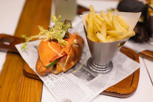 煙三文魚蛋沙律牛角包