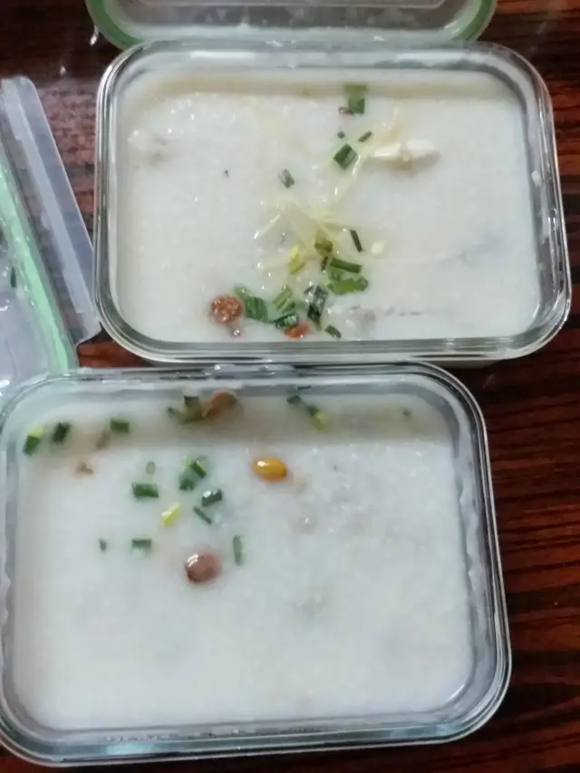 上:魚腩粥, 下: 皮蛋瘦肉粥