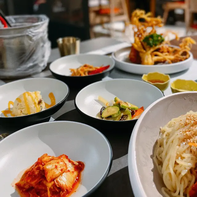 前菜無限refill😌雖然只係前菜，但質素依然有嘅！除咗泡菜，最鍾意就係薯蓉，遠睇似焦糖雪糕球，實際上係薯蓉配芒果醬🥔