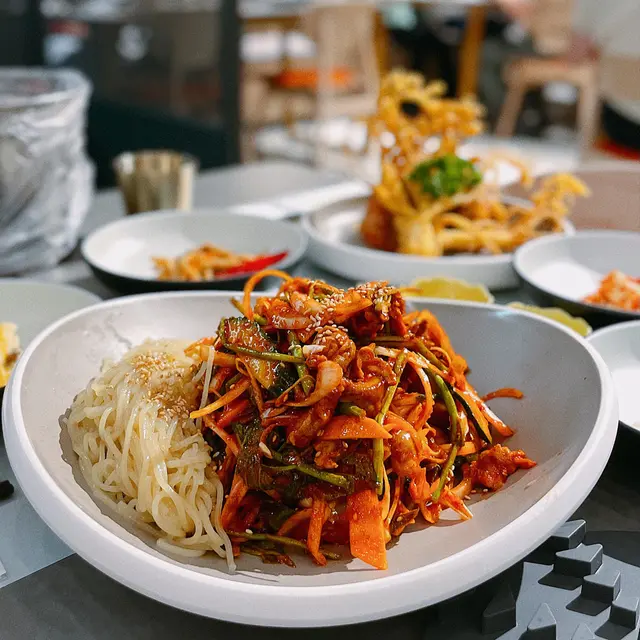 海螺量如海量🐚就算一啖麵配一啖螺肉,都仲有好多海螺🤤大大粒嘅海螺,彈牙又入味,搭配洋蔥🧅、紅蘿蔔🥕、西洋菜🥬、芝麻粒,口感豐富