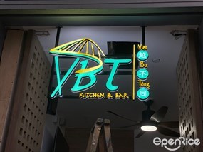 越不同