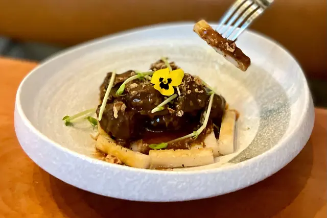 慢煮牛肋條配香煎上海年糕 