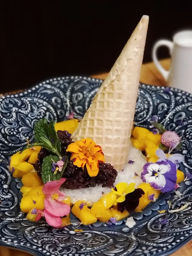 雙色芒果黑白糯米脆筒