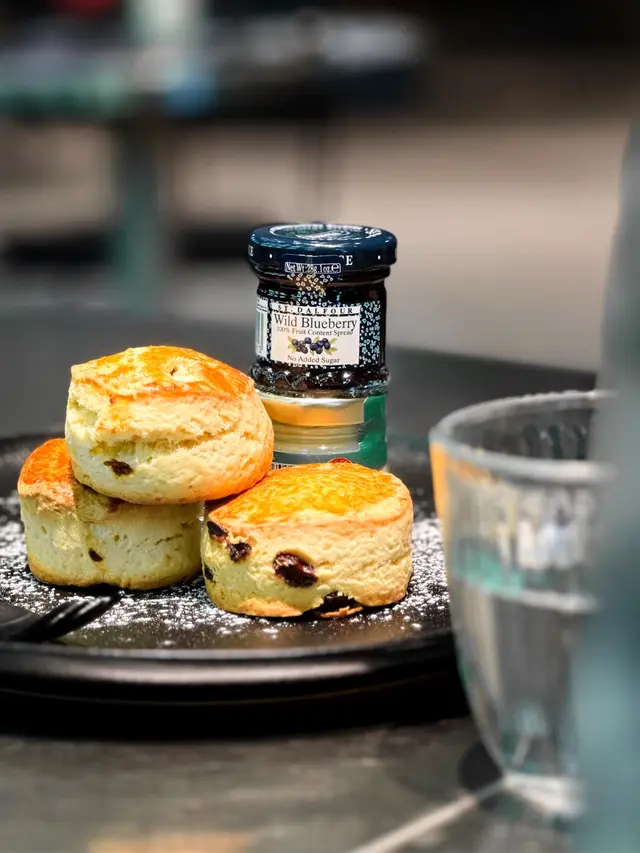 自家製英式鬆餅配果醬及奶油忌廉