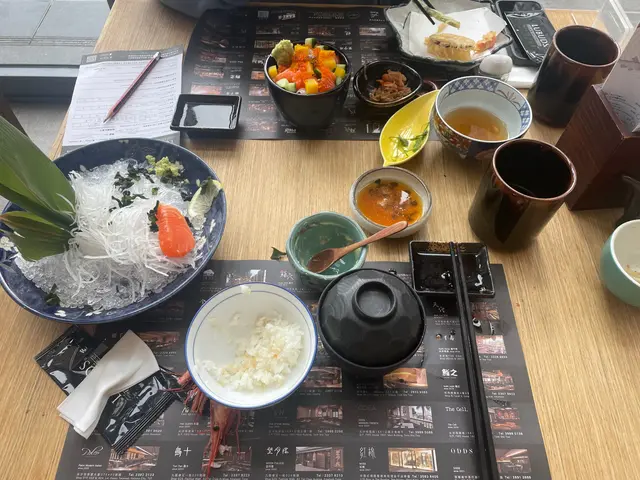 睇下啲野  幾亂      ！可能佢地知肉酸  所以一食完  都好快會收碟  