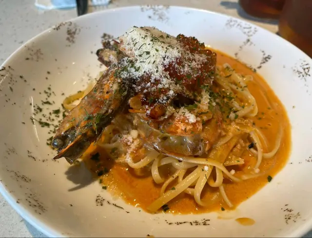 燒大蝦三文魚籽龍蝦汁意粉