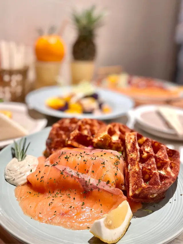 另外呢一度亦都非常出名窩夫,有甜嘅亦都有咸嘅選擇,🧇而呢一款煙三文魚芝士窩夫相對上來講係比較出色嘅配搭。🧇窩夫嘅蛋香味依然係吸引人嘅原因,🧇而窩夫裏面亦都塞咗芝士同埋煙肉,🧀所以先令到香味更重味道更濃