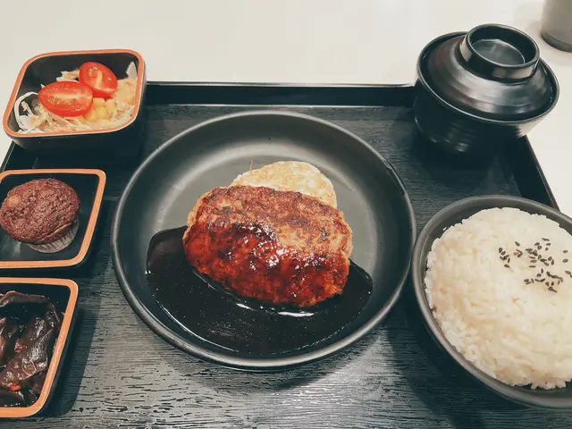 漢堡扒流心芝士定食