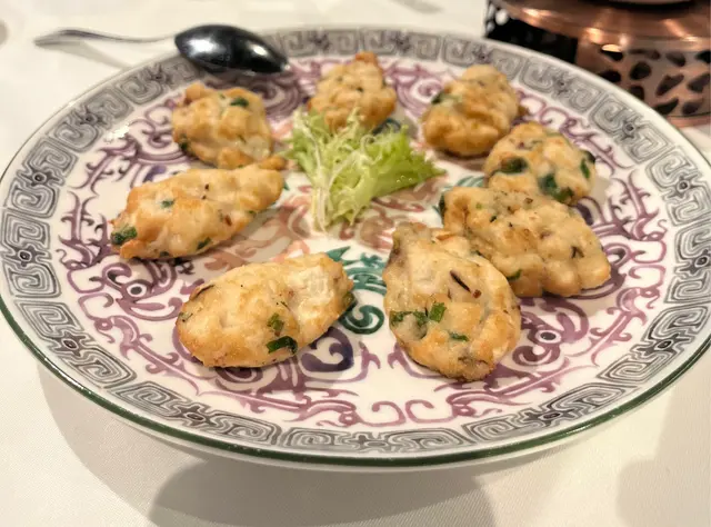 2）琵琶豆腐 招牌之一，外脆內軟，外皮脆口內面的豆腐又可以保持嫩滑