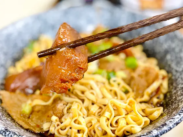 至於四川牛肉麵就同台灣嗰一款基本上都唔一樣,🥩牛肉就採用一片片嘅方式,就好似食四川燒烤一樣,🥩至於個面稍為闊身少少,但係整體都以偏淋身,相對就會更加索到湯底嘅味道。🍜川式嘅那當然亦都係非同小可,當然呢一度會將辣到稍稍降低,但味道上依然保持正宗。🌶️首先個湯底就確實係店舖自己親手每日炮製